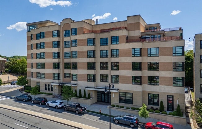 1 bed, 1 bath, 683 sqft, $2,900, Unit 402