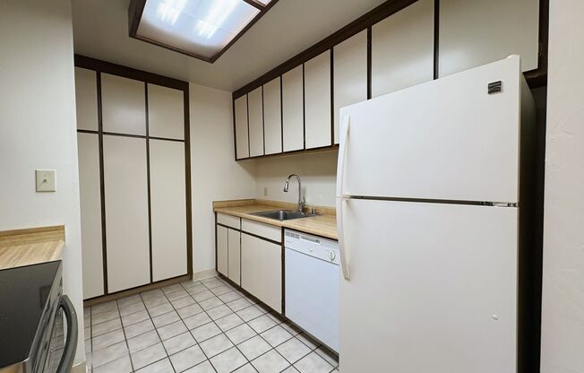 2 beds, 2 baths, $3,400, Unit # 209