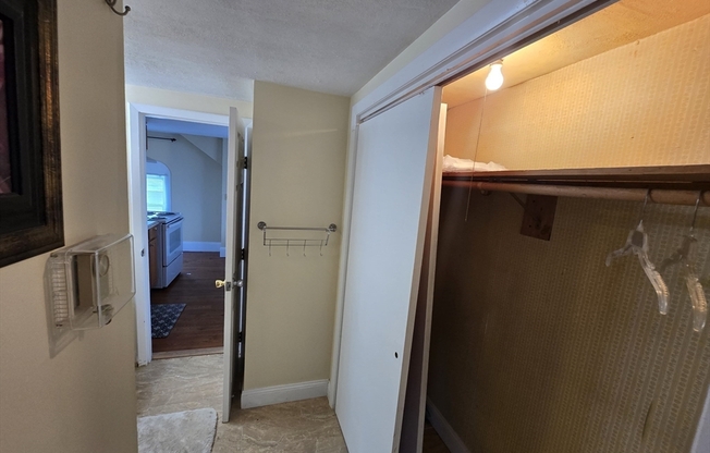 2 beds, 1 bath, 700 sqft, $1,750, Unit 3