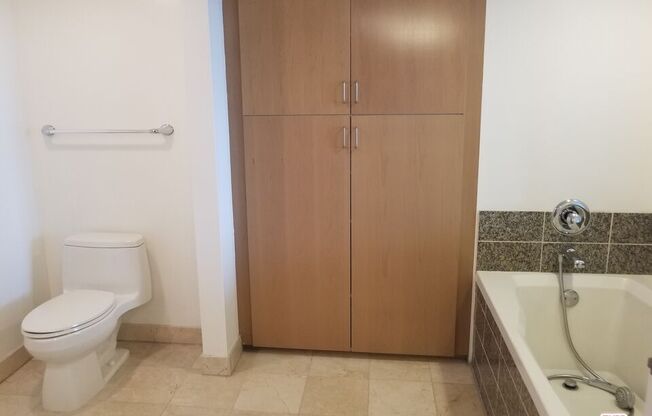 1 bed, 2 baths, 882 sqft, $4,795, Unit 1219