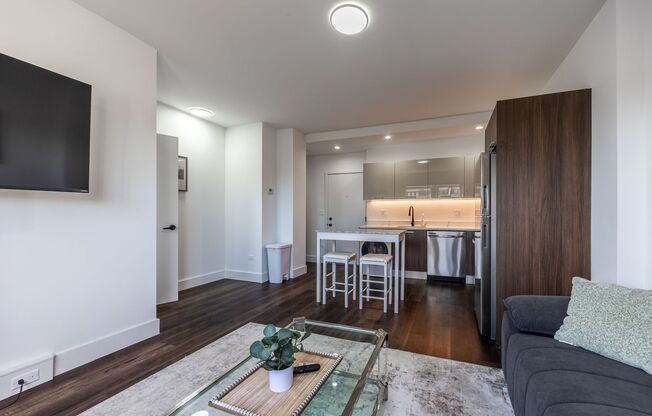 2 beds, 1 bath, $3,000, Unit 1555 - 404