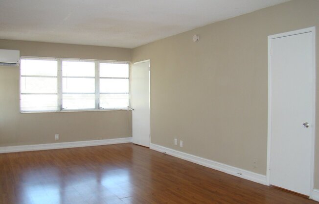 HUGE 1 BEDROOM - 5 MINUTES TO BEACH  Same Day Approvals - Fast Move In