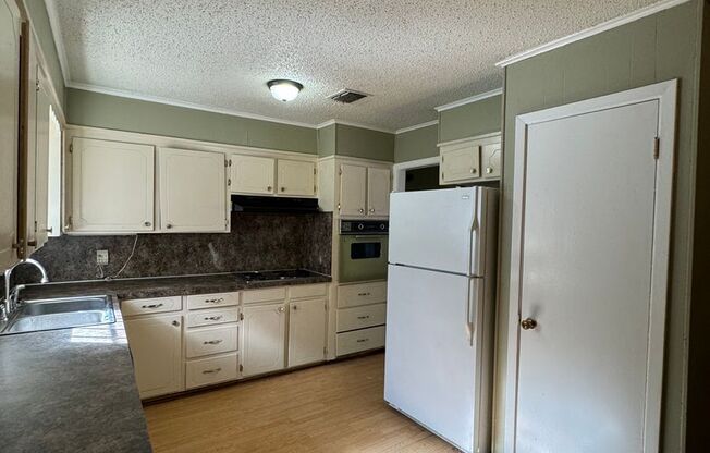 3 beds, 1 bath, $1,100