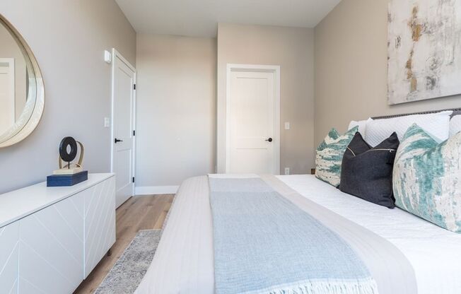 1 bedroom den for 9/1 with garage parking!