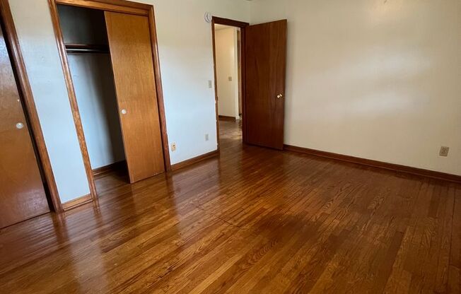 2 beds, 1 bath, 903 sqft, $1,210, Unit E-1