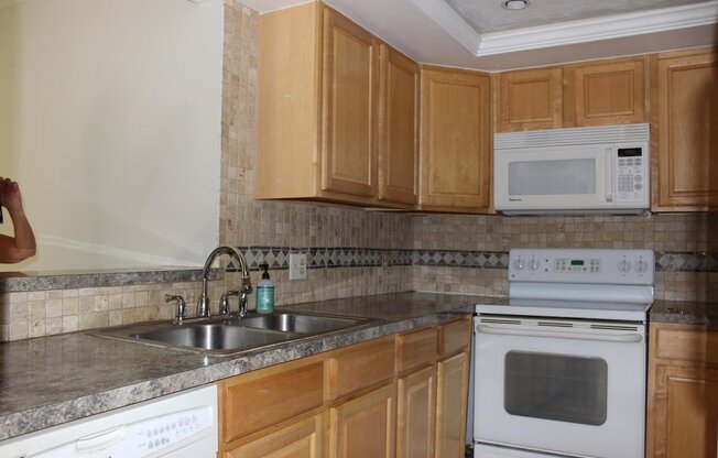 ANNUAL RENTAL - 1 BED / 1 BATH AT LAKEWOOD