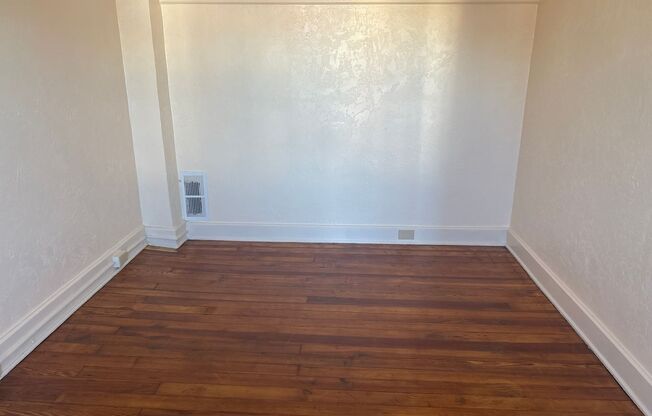 3 beds, 1 bath, $1,095, Unit Unit 2