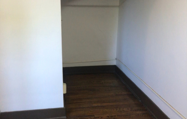 Studio, 1 bath, 400 sqft, $645, Unit 12