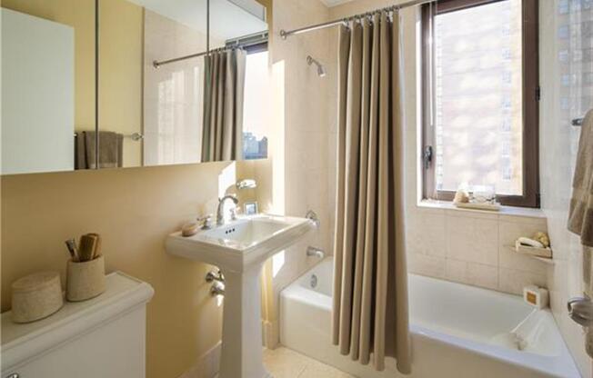 1 bed, 1 bath, 630 sqft, $6,474, Unit 17F