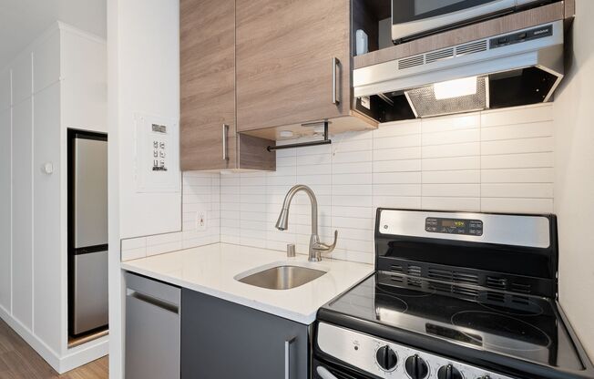 Studio, 1 bath, 355 sqft, $1,325, Unit 405