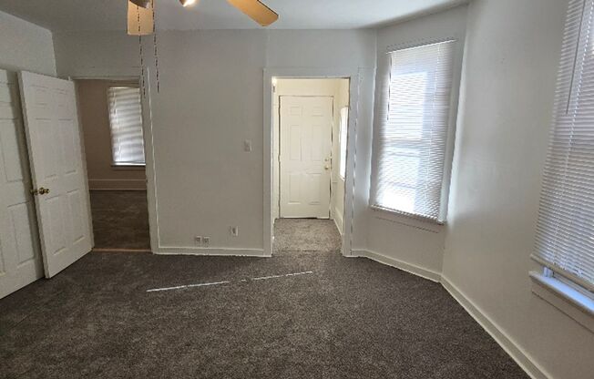 3 beds, 1 bath, 750 sqft, $900, Unit 2557 Lower