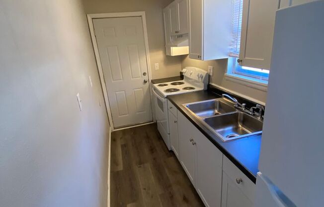 2 beds, 1 bath, 575 sqft, $825, Unit 420-22 Tefft-422 Tefft