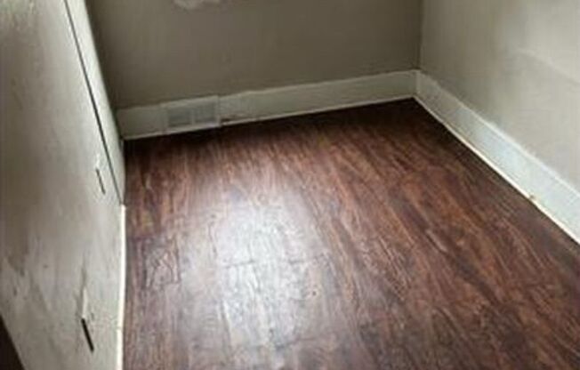 2 beds, 1 bath, $1,100