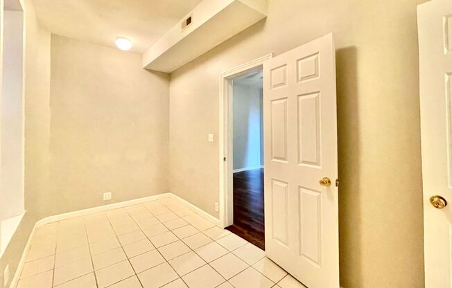 2 beds, 1 bath, 950 sqft, $1,600, Unit Unit 1R