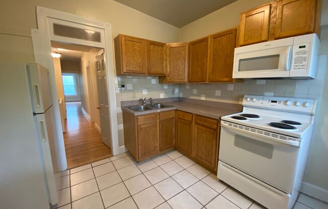 2 beds, 1 bath, $1,195, Unit Apt 2