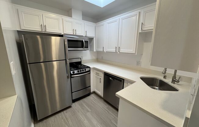 2 beds, 1 bath, 637 sqft, $2,798, Unit 215