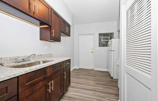 2 beds, 1 bath, 1,000 sqft, $1,495, Unit 4240 - 2W