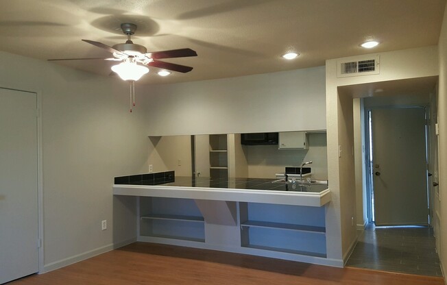 1 bed, 1 bath, 640 sqft, $883, Unit 1100