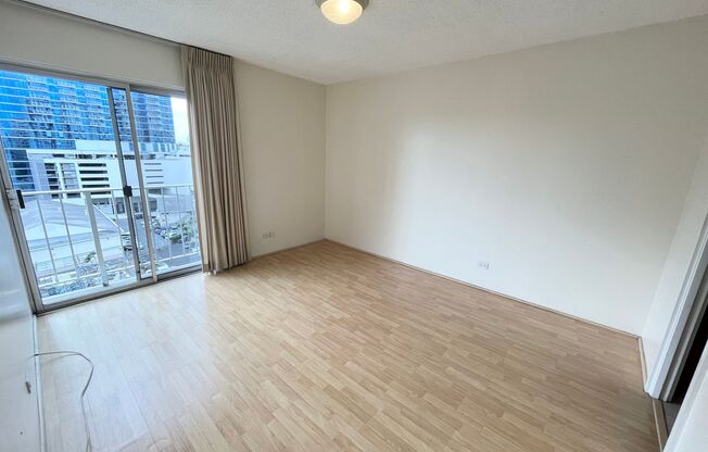 2 beds, 2 baths, $2,600, Unit Coty Tower