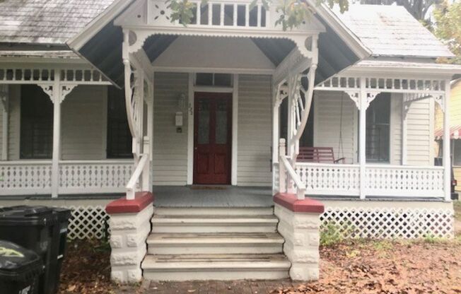 Beautiful Unfurnished Victorian 2/1 House convenient to UF Campus