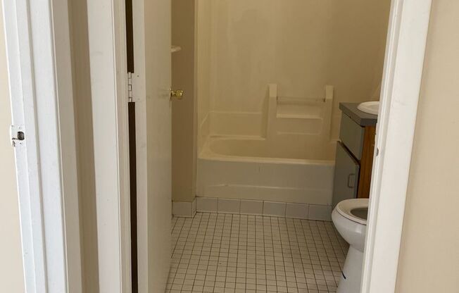 1 bed, 1 bath, 430 sqft, $1,350, Unit 221