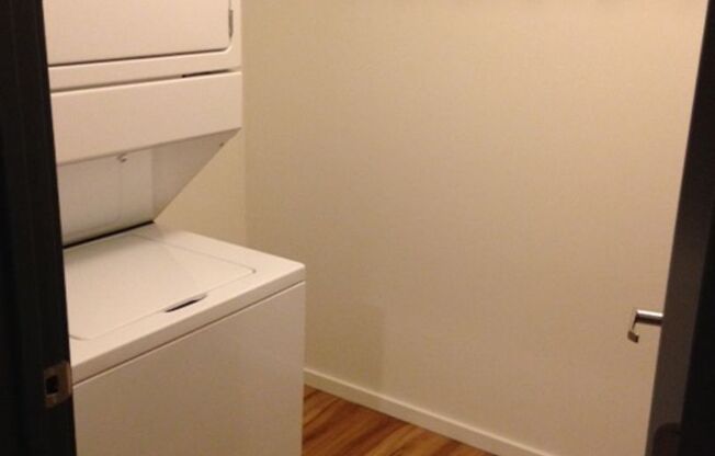 1 bed, 1 bath, 608 sqft, $1,160, Unit 909