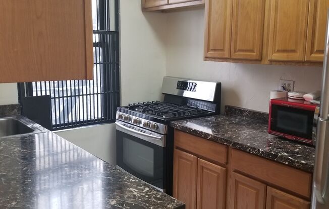 2 beds, 1 bath, $2,500, Unit 3H