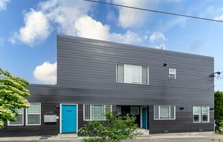 Amazing 3bed/1bath Fourplex with Private Backyard!