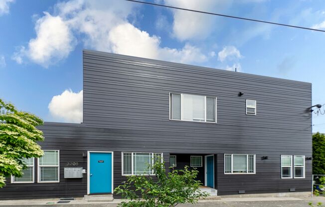 Amazing 3bed/1bath Fourplex with Private Backyard!
