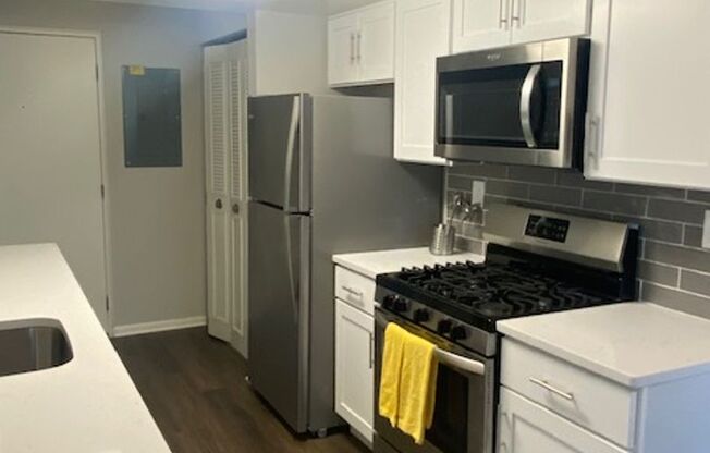 3 beds, 2 baths, $2,600, Unit 350