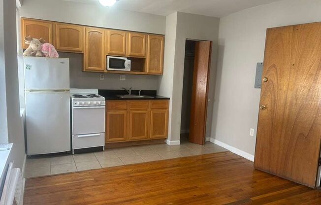 Studio, 1 bath, 280 sqft, $990, Unit A32