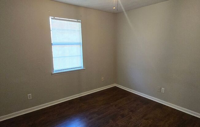 2 beds, 1 bath, $800, Unit Apt 4