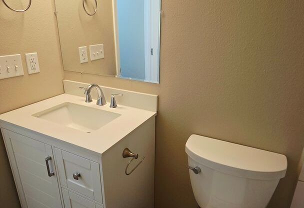 2 beds, 1 bath, 907 sqft, $1,100, Unit 1885E