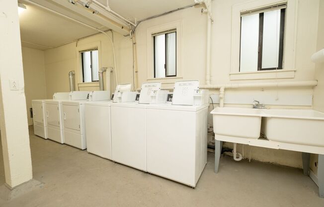 Studio, 1 bath, 425 sqft, $1,275, Unit 212