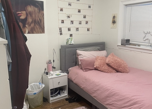 2 beds, 1 bath, 687 sqft, $3,500, Unit 1B