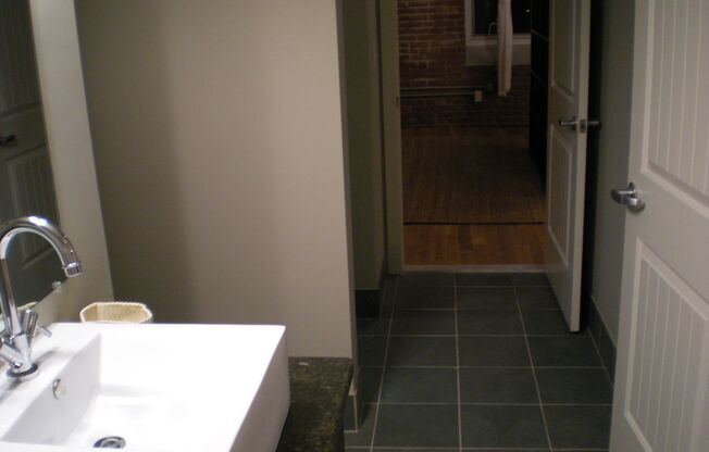 Studio, 1 bath, 980 sqft, $1,960, Unit 320