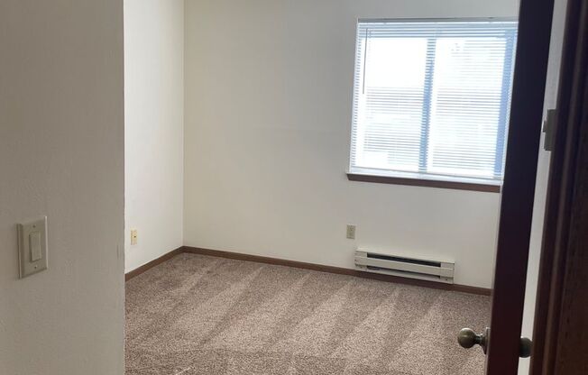 3 beds, 1 bath, 1,040 sqft, $1,800, Unit 3156-103