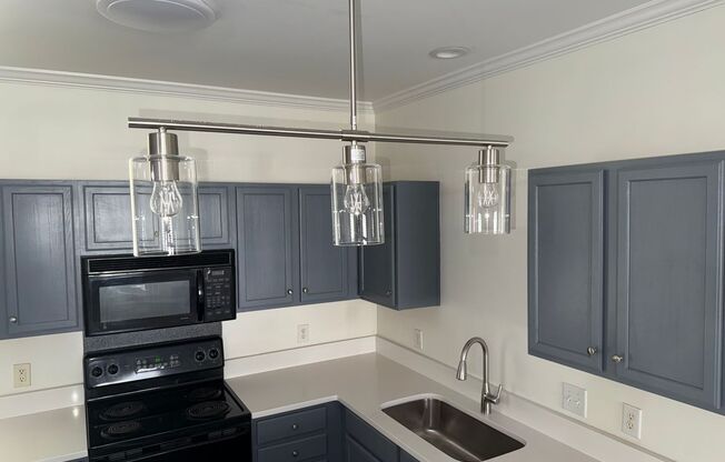 Renovated Cornelius Condo | Two Covered Balconies | Walk to Downtown & Antiquity | Lake Norman Area