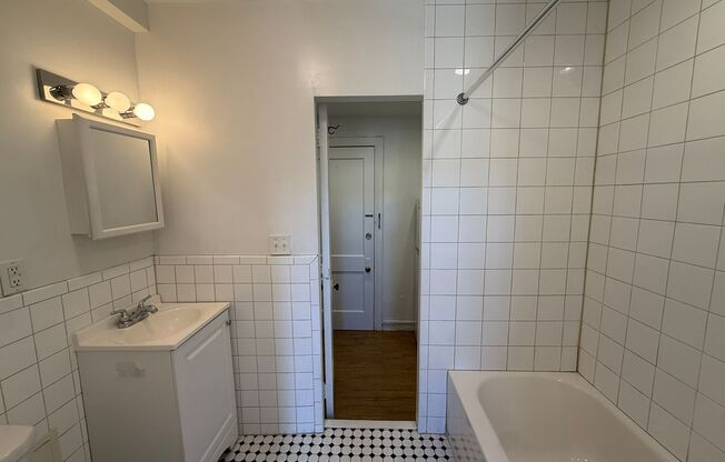 Studio, 1 bath, 295 sqft, $835, Unit Old King Edward 351