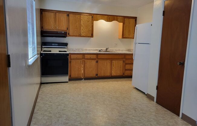 2 beds, 1 bath, 825 sqft, $1,600, Unit B