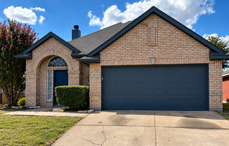 SPACIOUS REMODELED HOME NEAR MAJOR ARLINGTON ATTRACTIONS!