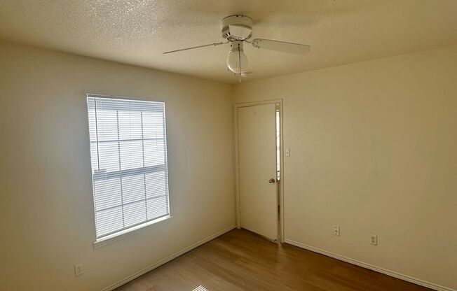 2 beds, 1 bath, $725, Unit B