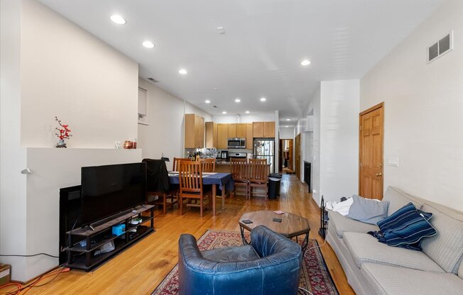 2338 N GREENVIEW AVE