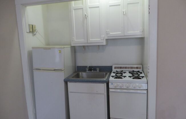 Studio, 1 bath, 400 sqft, $685, Unit #10