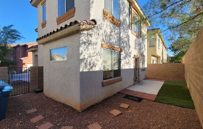 3 beds, 2.5 baths, $1,950