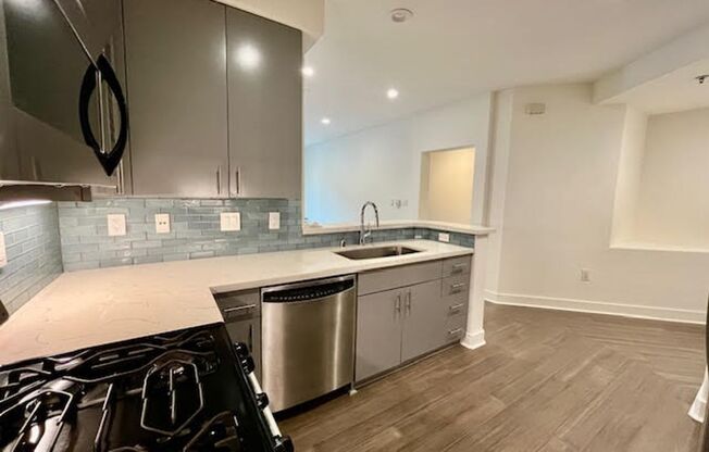 2BR/2BA at The Chelsea Court + Parking w/ EV Charger- AMSI