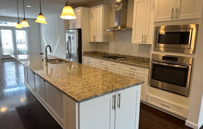 Gorgeous 4-Bed 3.5-Bath Townhouse next to Ft Meade