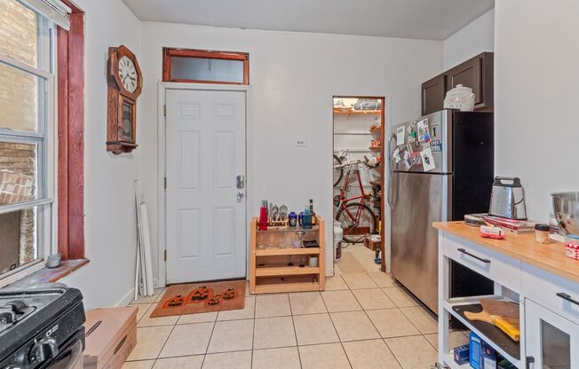 2046 N California