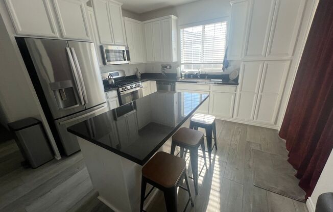 2 beds, 1 bath, $2,000, Unit UNIT # 72 20 72