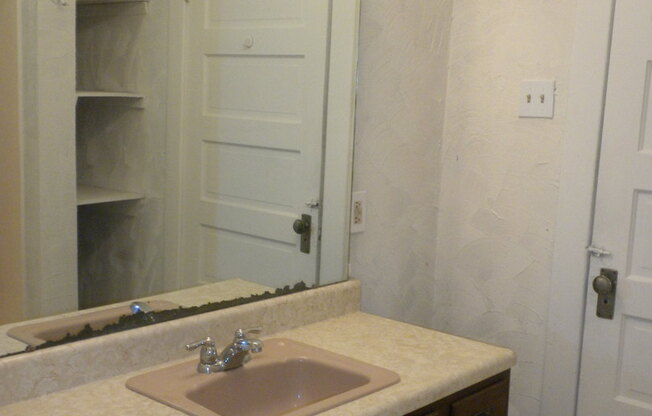 2 beds, 1 bath, $800, Unit Apt B